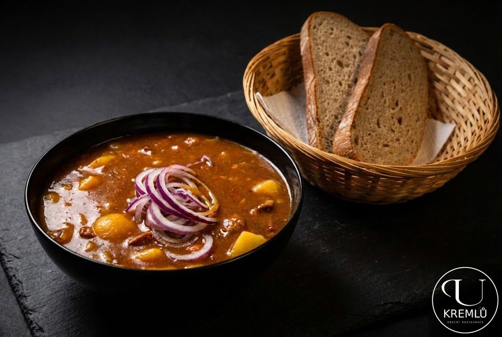 150g Buřtguláš s cibulkou, chléb